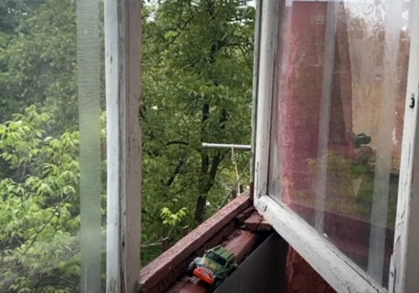 В Черкассах ребенок чуть не упал с балкона, пока его мать зарабатывала интимом