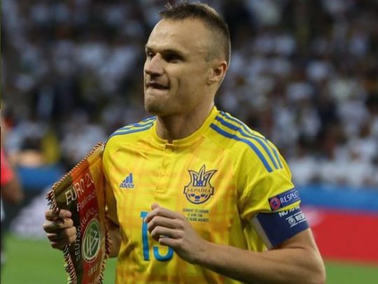 Заштовхали до авто в наручниках: екс-футболіста збірної України спіймали «під мухою» за кермом Porsche