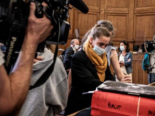 Француженку, яка вбила нелюда-чоловіка, звільнили у залі суду