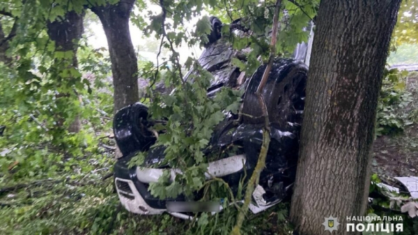 Подростки на BMW влетели в дерево: автомобиль перевернулся