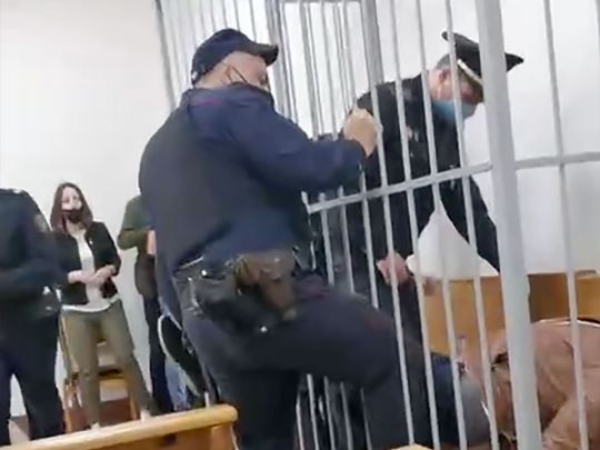 У Мінську політв'язень перерізав собі горло ручкою під час суду: з'явилося відео з місця трагедії