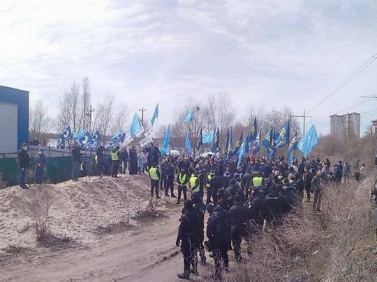 ЗМІ написали про незаконний розпродаж Нацкорпусом піску на сотні тисяч гривень з ЖК «Патріотика»