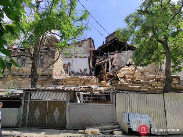 В Одессе обрушилось 2-этажное нежилое здание: пострадали автомобили. Фото