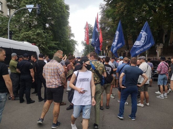 
В Киеве произошли жесткие столкновения силовиков и противников ЛГБТ-прайда: начало акции перенесли
