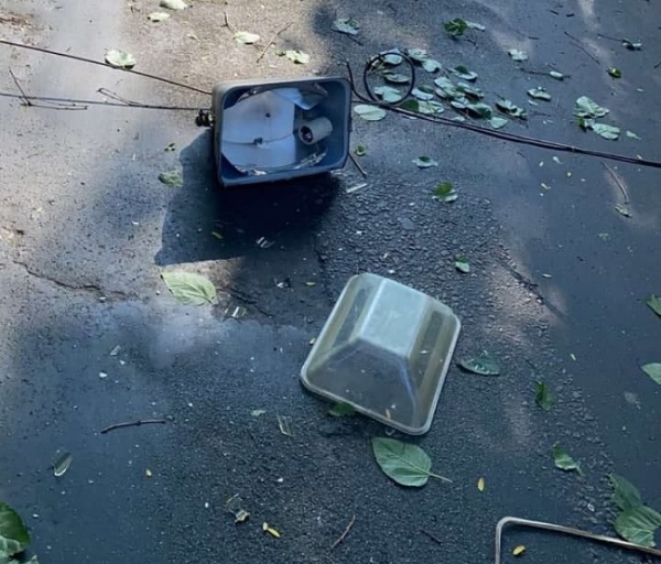Дерево перегородило улицу Жуковского и порвало провода