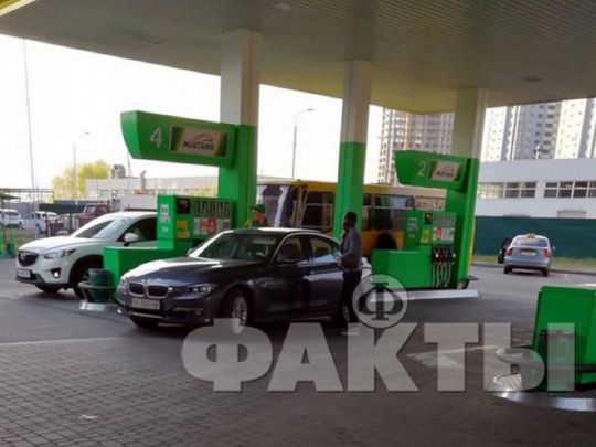 Бензин на заправках почав дешевшати: названо причину