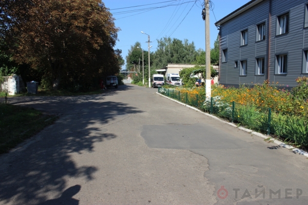 Надо что-то делать: скорой помощи Котовска трудно ездить на вызовы из-за узкой дороги 