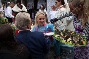 Богатый стол, песни и танцы: как на Молдаванке День города отмечали