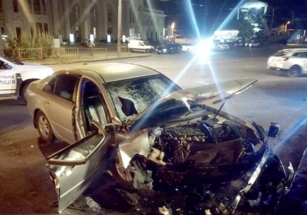 На Привокзальной площади авто влетело в ограждение: пострадали два человека