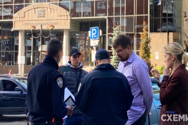 
В Укрэксимбанке во время интервью напали на журналистов: камеры отобрали, а записи удалили
