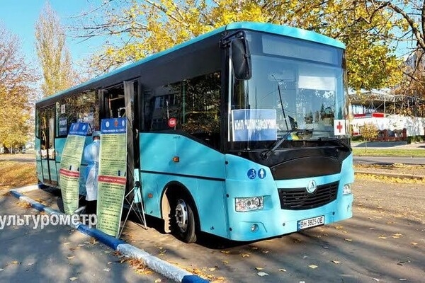 Прививка от Covid-19 прямо на остановке: как выглядит одесский вакцинобус