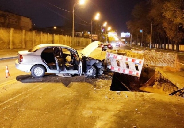 В Одессе авто снесло дорожные ограждения: пострадали три человека