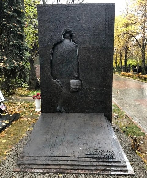 На Новодевичьем кладбище открыли памятник Михаилу Жванецкому