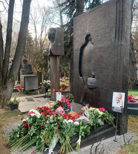 На Новодевичьем кладбище открыли памятник Михаилу Жванецкому