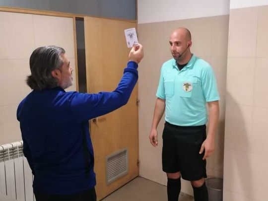 У Португалії арбітр врятував життя футболісту: момент потрапив на відео