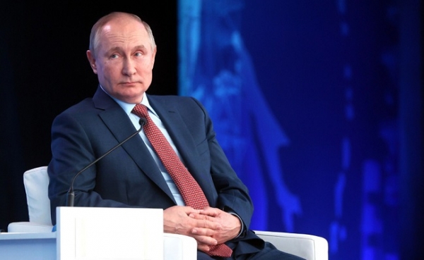 Министр обороны Германии требует запретить Путину шопинг в Париже