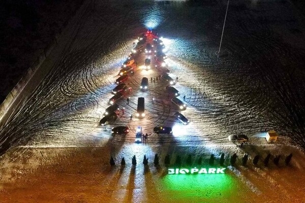 В Одессе водители соорудили елку из машин