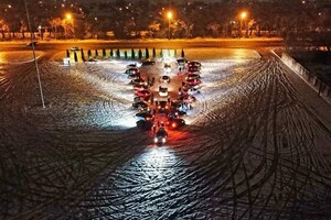 В Одессе водители соорудили елку из машин