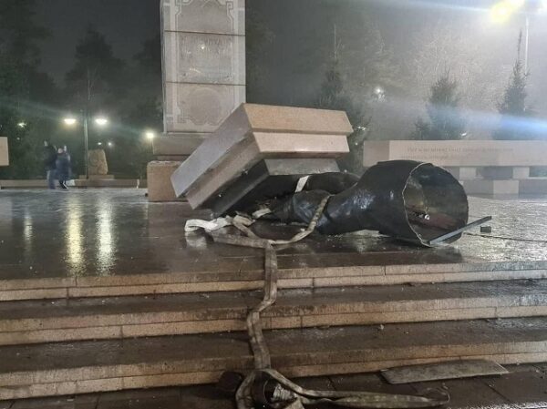 Боевики в Алма-Ате отрезали головы полицейским и окружили больницы — ОДКБ вводит войска в Казахстан Боевики в Алма-Ате отрезали головы полицейским и окружили больницы — ОДКБ вводит войска в Казахстан