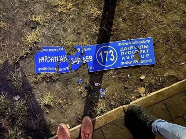 Боевики в Алма-Ате отрезали головы полицейским и окружили больницы — ОДКБ вводит войска в Казахстан Боевики в Алма-Ате отрезали головы полицейским и окружили больницы — ОДКБ вводит войска в Казахстан
