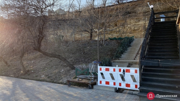 На 16-й Фонтана убрали опасную скалу, которая несколько лет висела над набережной. Фото