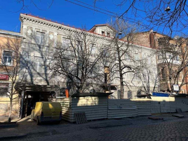 Ремонт детского центра «Дивосвіт» в центре Одессы обещают закончить к июлю: на него уже потратили 63 миллиона. Фото
