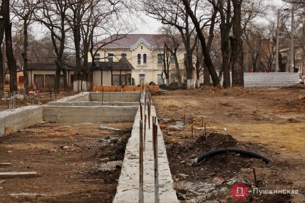 Ремонт «побратимского» сквера на Молдаванке лихорадит: работы идут параллельно с судами. Фото