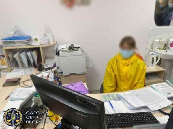 Врача и медсестру, которые продавали поддельные COVІD-сертификаты в Одессе, будут судить