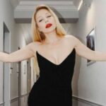От бедра: Тина Кароль подчеркнула фигуру платьем с эффектным разрезом