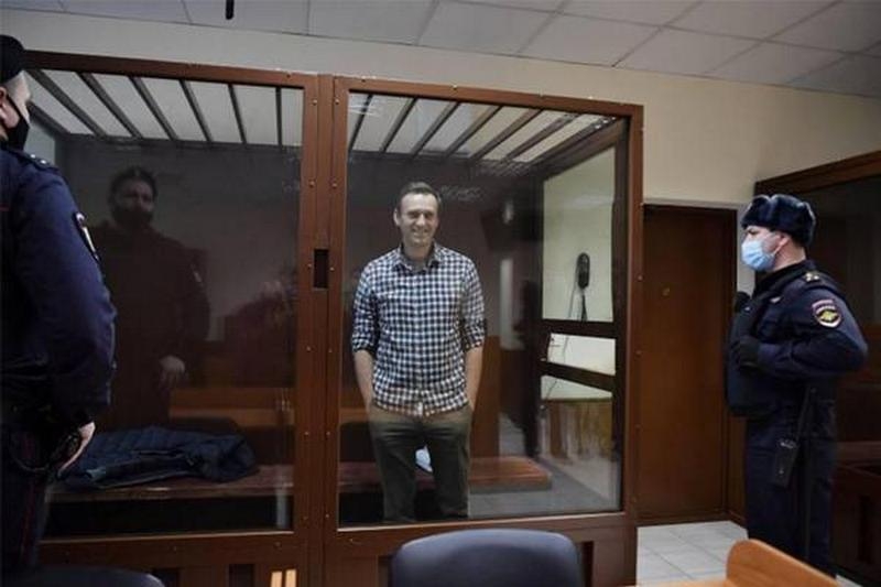 «США приймають порядок денний, нав’язаний їм Путіним», — Олексій Навальний дав інтерв’ю з російської колонії