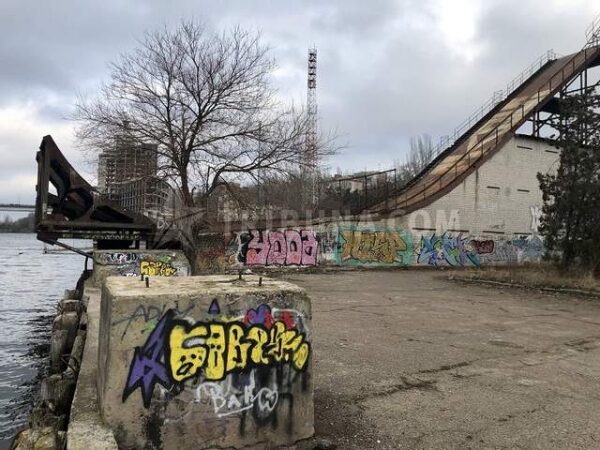 В Сети показали апокалиптические фото трамплина, на котором Абраменко начинал карьеру В Сети показали апокалиптические фото трамплина, на котором Абраменко начинал карьеру