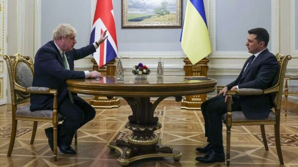 Джонсон пообещал Зеленскому усиливать санкции против России 
