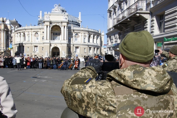 «Закройте над нами небо»: артисты Одесского оперного театра провели музыкальный перформанс среди баррикад. Видео, фото