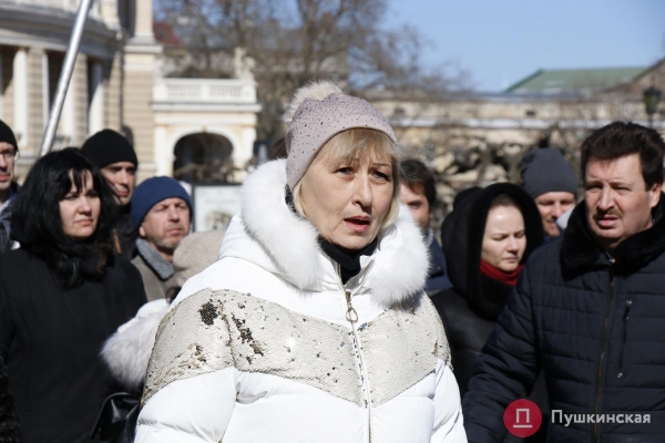 «Закройте над нами небо»: артисты Одесского оперного театра провели музыкальный перформанс среди баррикад. Видео, фото