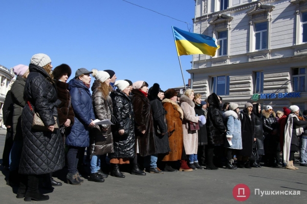 «Закройте над нами небо»: артисты Одесского оперного театра провели музыкальный перформанс среди баррикад. Видео, фото
