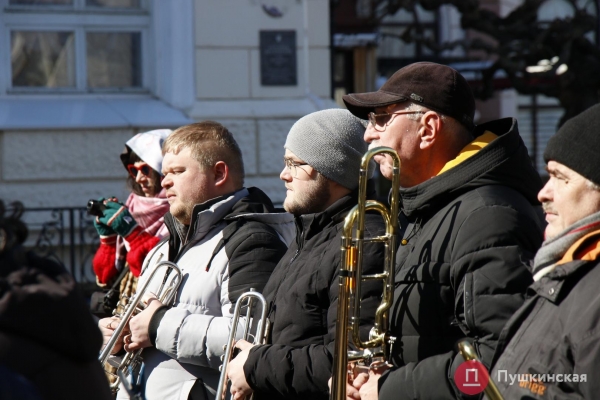 «Закройте над нами небо»: артисты Одесского оперного театра провели музыкальный перформанс среди баррикад. Видео, фото