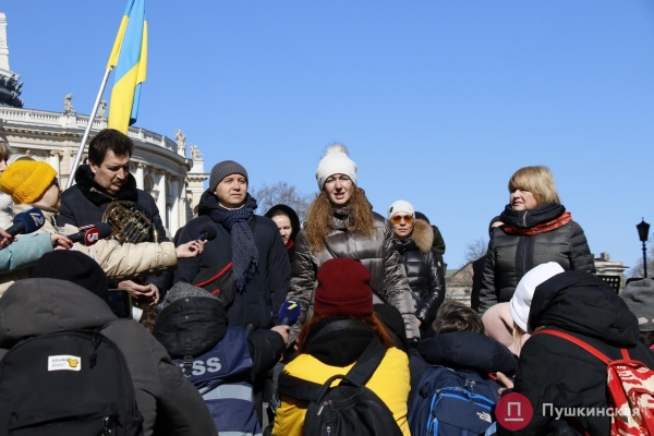 «Закройте над нами небо»: артисты Одесского оперного театра провели музыкальный перформанс среди баррикад. Видео, фото