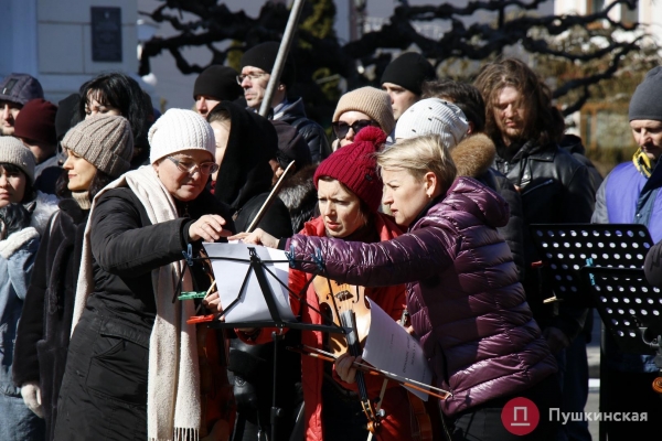 «Закройте над нами небо»: артисты Одесского оперного театра провели музыкальный перформанс среди баррикад. Видео, фото
