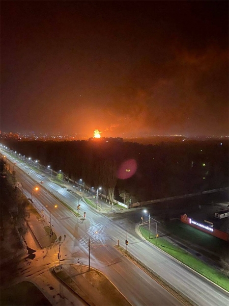 росія у вогні: вночі у Брянську загорілася нафтобаза та склад боєприпасів (фото, відео)