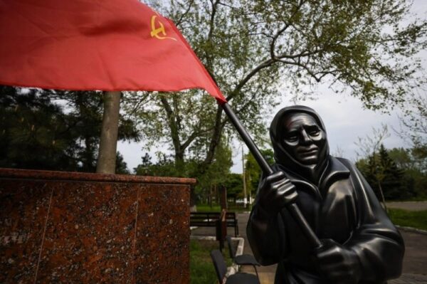 &laquo;Лучше бы я знаменитой не была&raquo;. Как украинка с советским флагом стала культурным феноменом в России и что она об этом думает