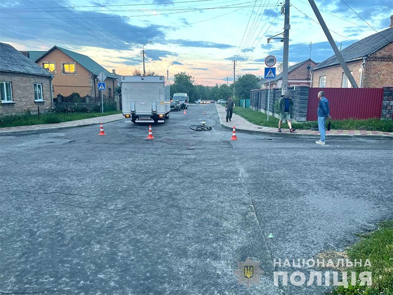 Сумне ДТП під Рівним: 10-річний велосипедист вдарився об вантажівку та впав у кому (фото)