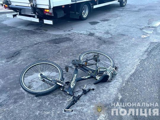 Сумне ДТП під Рівним: 10-річний велосипедист вдарився об вантажівку та впав у кому (фото)