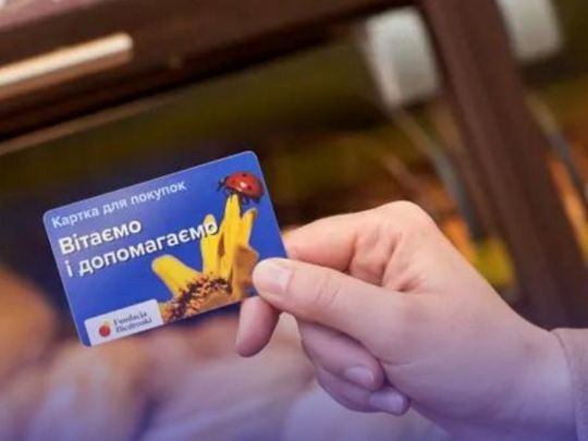 Українським біженцям у Польщі нараховуватимуть по 900 злотих на спеціальні карти: де їх отримати та як користуватися