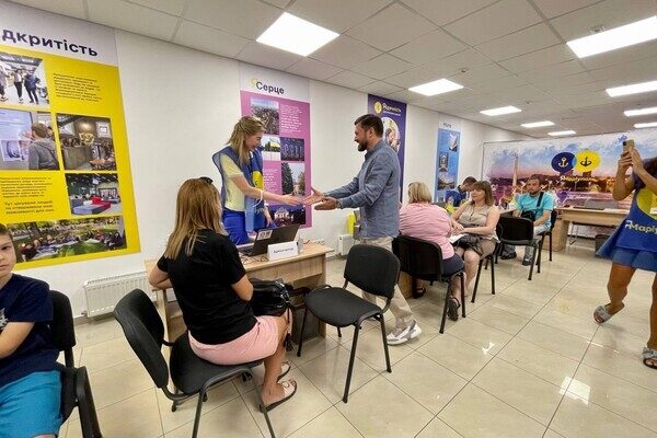 В Одессе открыли центр помощи переселенцам из Мариуполя, а ВОЗ откроет центр медпомощи беженцам 