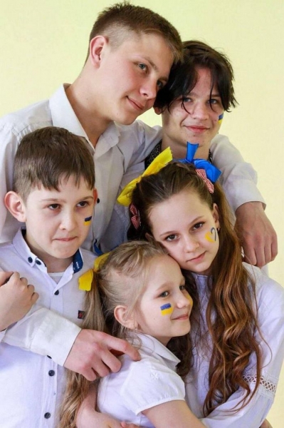 «Маму поховали у воронці у дворі, що утворилася від снаряда»: 18-річний Слава Ялов став опікуном для своїх чотирьох братів і сестер