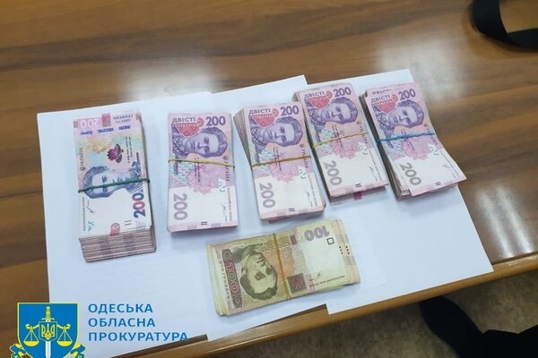В Одессе два чиновника "Укрзализныци" попались на взятке