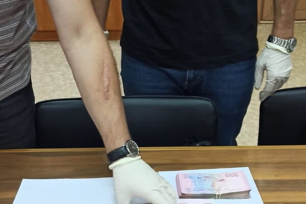 В Одессе два чиновника "Укрзализныци" попались на взятке