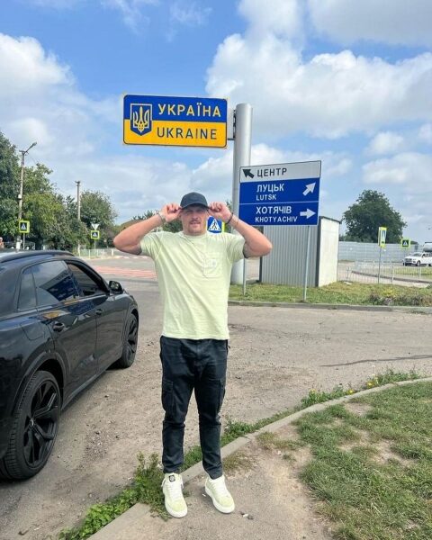 &laquo;Рідненька, ми&nbsp;сумували&raquo;: Усик з&nbsp;дружиною повернувся в&nbsp;Україну
