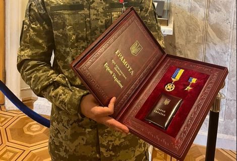 Українцям щомісячно доплачуватимуть за особливі заслуги: хто, коли і скільки отримає