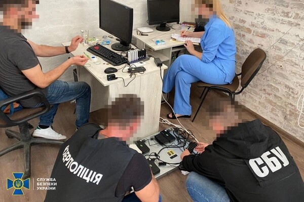 Разгоняли деструктивный контент о войне в Украине: в Одесской области СБУ разоблачила ботоферму